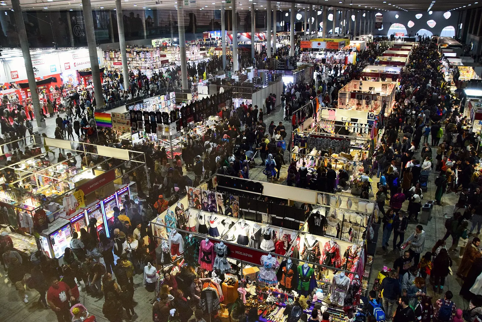 Crowded exhibition hall seen from above at Manga Barcelona 2022
