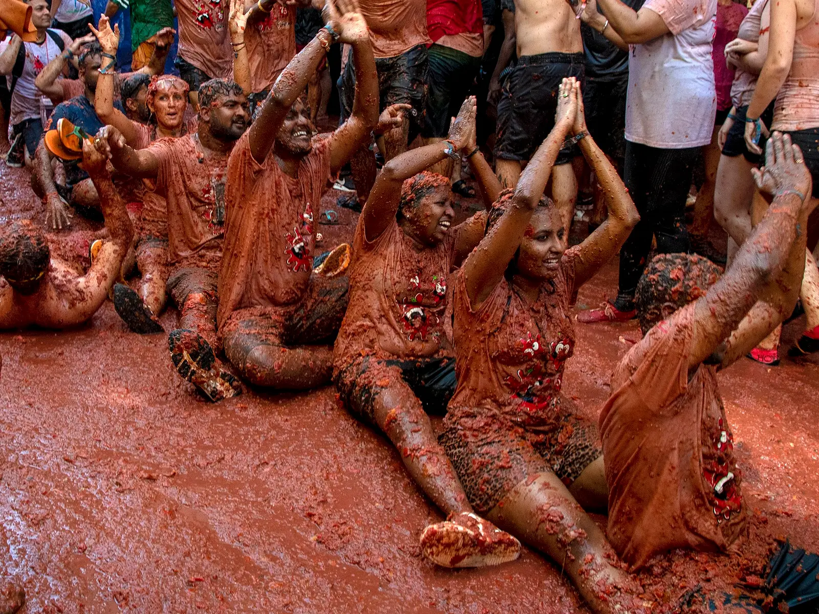Crowd covered in tomato pulp at La Tomatina in Bunol